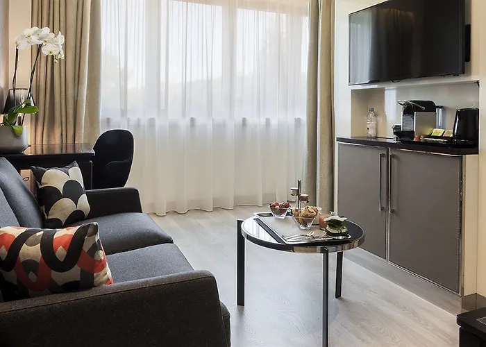 Hotel Ac Porte Maillot By Marriott 4*