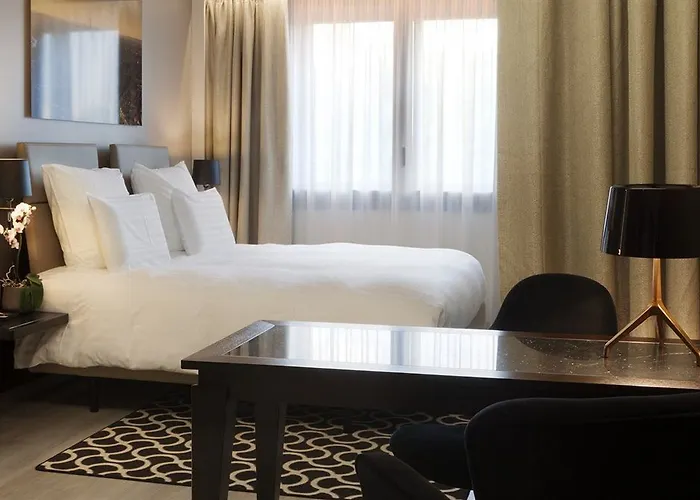 إيه سي بورت مايوه باي ماريوت فندق باريس