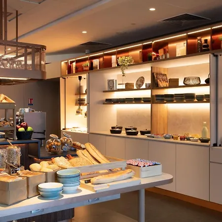 Ac Porte Maillot Hotel 4*